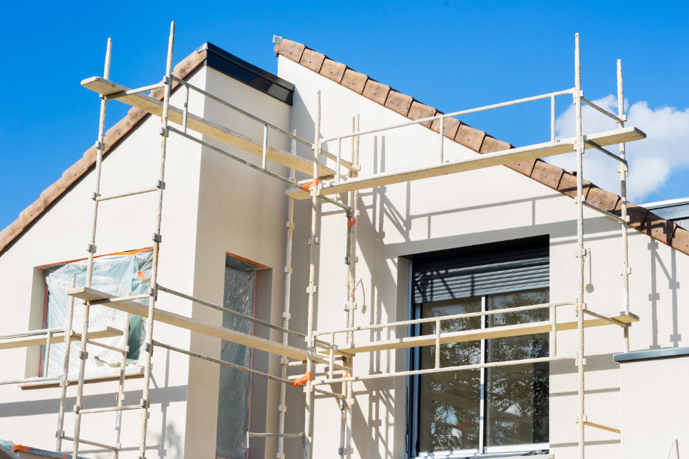 Échafaudage sur une façade de maison