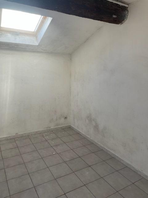 Petite pièce vide avec fenêtre de toit