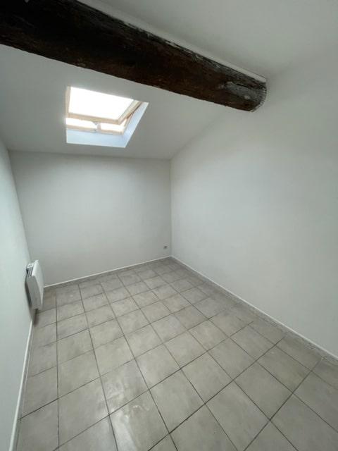 Petite pièce avec fenêtre de toit et poutre apparente