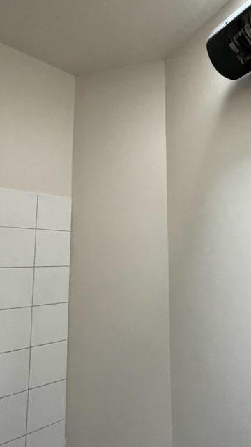 Coin de mur avec carreaux blancs