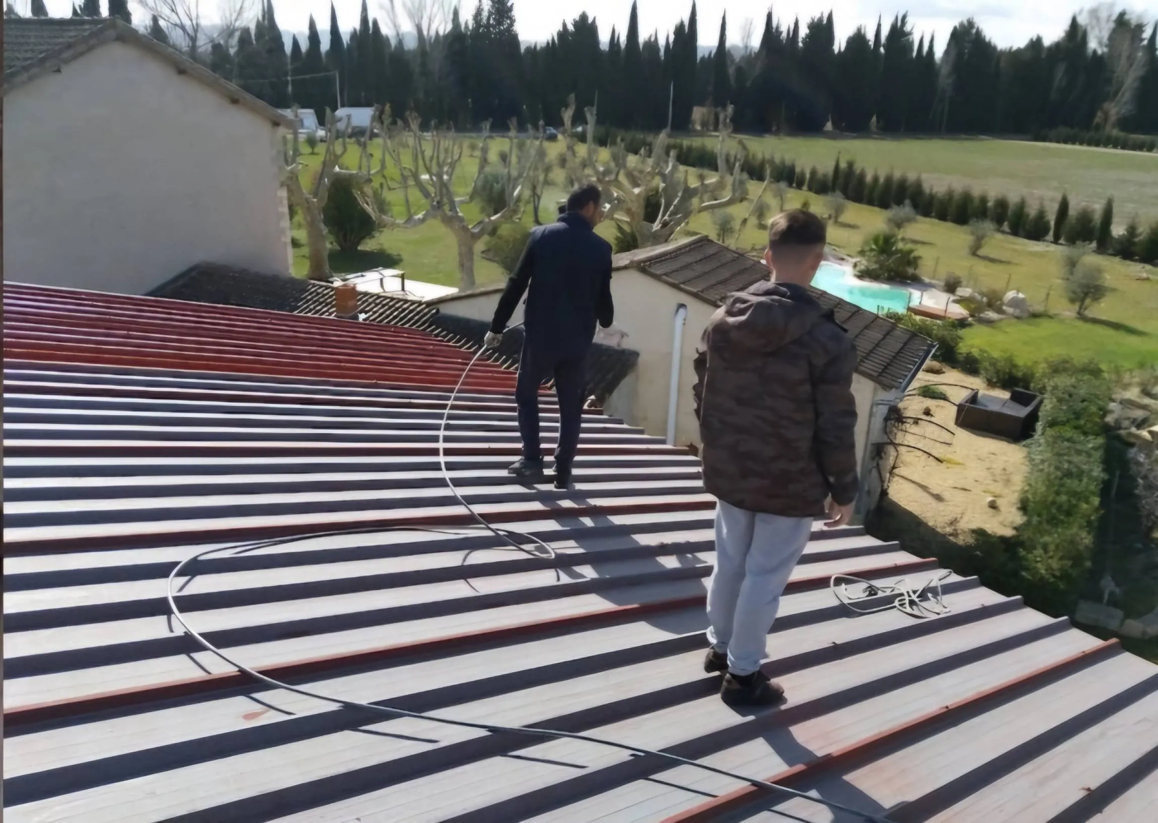 Deux couvreurs posant des tuiles